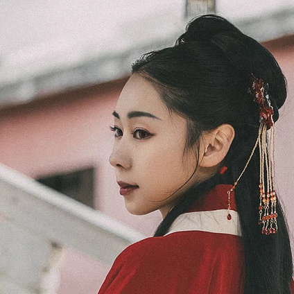 雪紛紛紅衣帶傘女生頭像，唯美古風(fēng)真人頭像