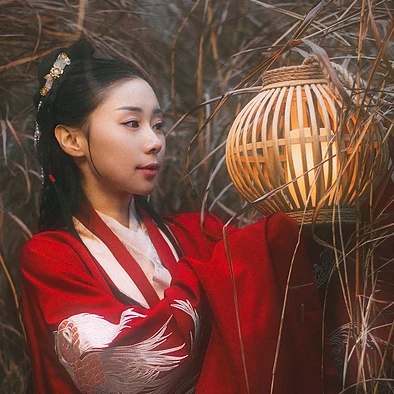 雪紛紛紅衣帶傘女生頭像，唯美古風(fēng)真人頭像