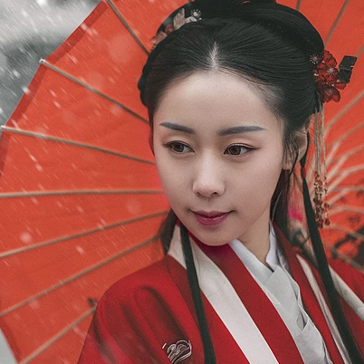 雪紛紛紅衣帶傘女生頭像，唯美古風(fēng)真人頭像