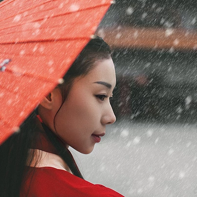 雪紛紛紅衣帶傘女生頭像，唯美古風(fēng)真人頭像