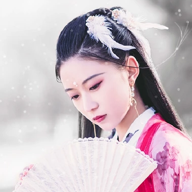 雪仙子紅衣帶折扇女生頭像，唯美古風(fēng)真人頭像