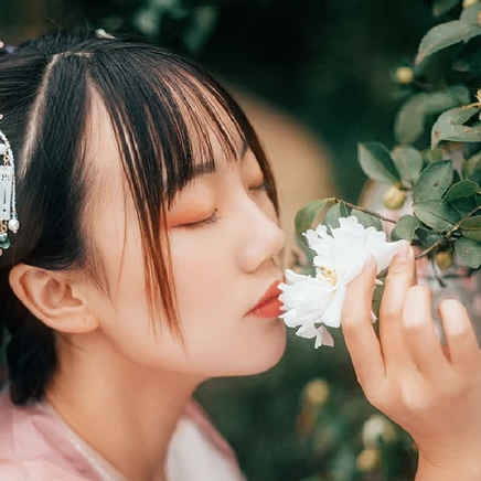 粉衣帶團扇女生頭像，唯美古風(fēng)真人頭像