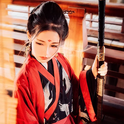 江湖帶兵器紅衣女生頭像，唯美古風(fēng)真人頭像