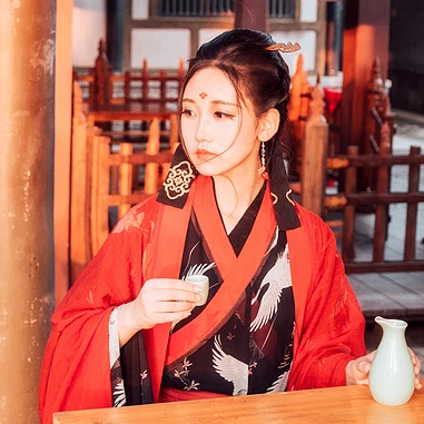 江湖帶兵器紅衣女生頭像，唯美古風(fēng)真人頭像