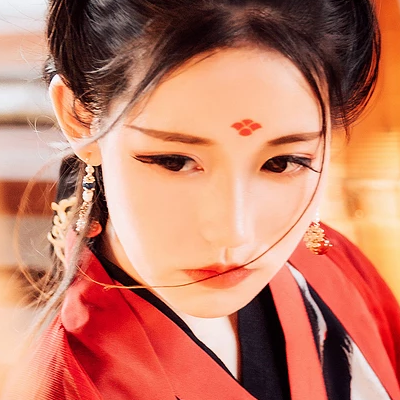 江湖帶兵器紅衣女生頭像，唯美古風(fēng)真人頭像