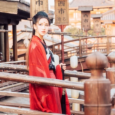 江湖帶兵器紅衣女生頭像，唯美古風(fēng)真人頭像