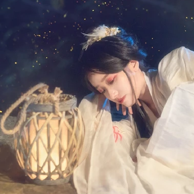 流螢白衣提燈少女頭像，唯美古風(fēng)真人頭像