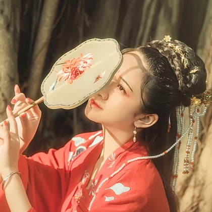 彼岸花團(tuán)扇紅妝紅衣頭像，唯美古風(fēng)真人頭像