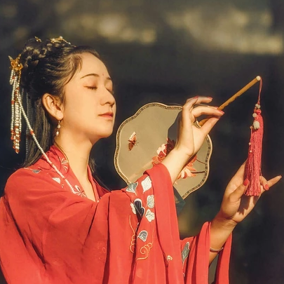 彼岸花團(tuán)扇紅妝紅衣頭像，唯美古風(fēng)真人頭像