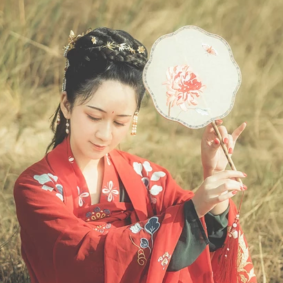 彼岸花團(tuán)扇紅妝紅衣頭像，唯美古風(fēng)真人頭像