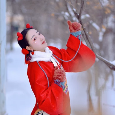 雪景俏皮可愛女生頭像，唯美古風真人頭像
