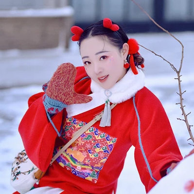 雪景俏皮可愛女生頭像，唯美古風真人頭像