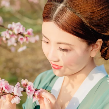 桃花樹下帶團(tuán)扇女生頭像，唯美古風(fēng)真人頭像