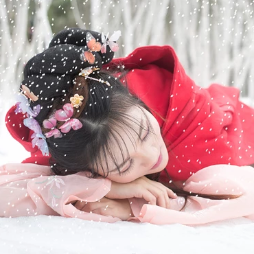 雪景帶傘紅衣女生頭像，唯美古風(fēng)真人頭像