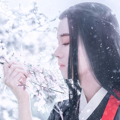 雪景翩翩公子帶折扇頭像，唯美古風(fēng)真人頭像