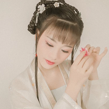 粉色落花拿書女生頭像，唯美古風(fēng)真人頭像