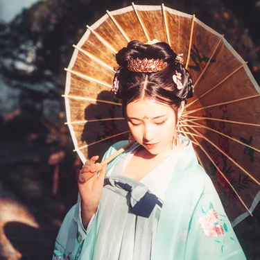 淡青色帶傘女生頭像，唯美古風(fēng)真人頭像