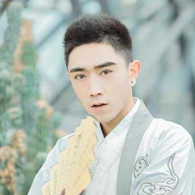 文藝男生帶折扇頭像，唯美古風(fēng)真人頭像