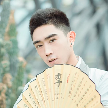 文藝男生帶折扇頭像，唯美古風(fēng)真人頭像