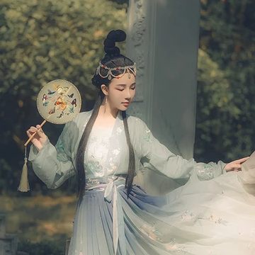 淡雅少女帶團(tuán)扇頭像，唯美古風(fēng)真人頭像