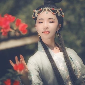 淡雅少女帶團(tuán)扇頭像，唯美古風(fēng)真人頭像