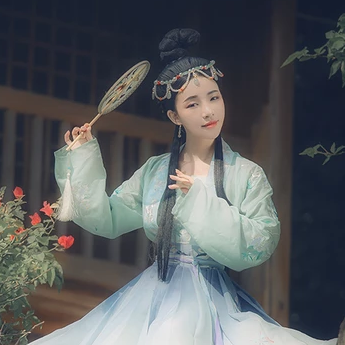 淡雅少女帶團(tuán)扇頭像，唯美古風(fēng)真人頭像