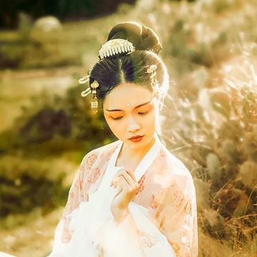 淡雅文藝帶團(tuán)扇女生頭像，唯美古風(fēng)真人頭像