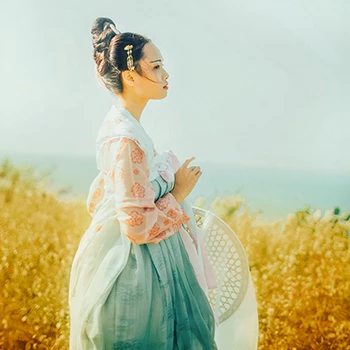淡雅文藝帶團(tuán)扇女生頭像，唯美古風(fēng)真人頭像