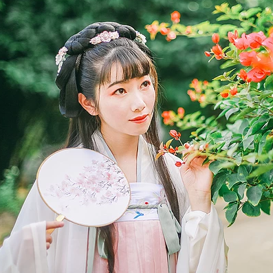 花庭樹下女生頭像，唯美古風真人頭像