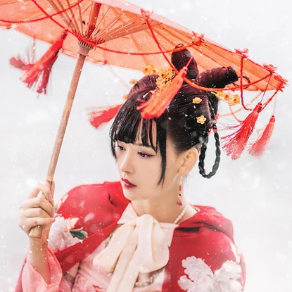 雪花飛舞紅衣女生頭像，唯美古風(fēng)真人頭像