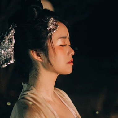 夜景帶團(tuán)扇女生頭像，唯美古風(fēng)真人頭像