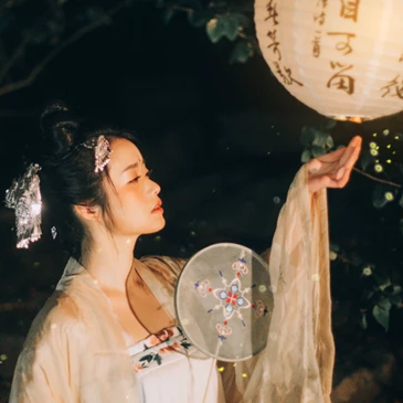 夜景帶團(tuán)扇女生頭像，唯美古風(fēng)真人頭像