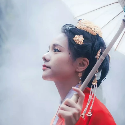 紅衣仙鶴帶傘女生頭像，唯美古風真人頭像