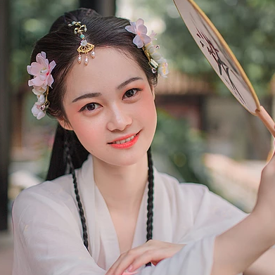 粉嫩花朵少女頭像，唯美古風真人頭像