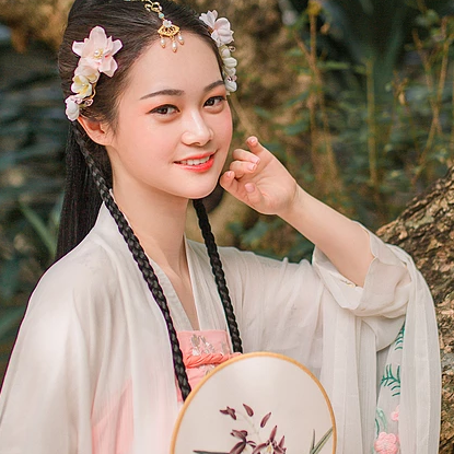 粉嫩花朵少女頭像，唯美古風真人頭像