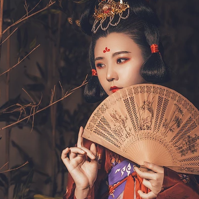 嬌艷帶團(tuán)扇紅衣女生頭像，唯美古風(fēng)真人頭像