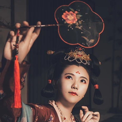 嬌艷帶團(tuán)扇紅衣女生頭像，唯美古風(fēng)真人頭像