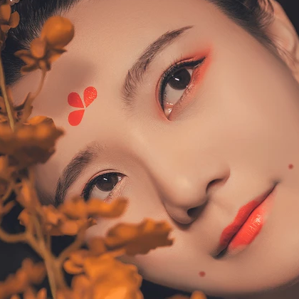 嬌艷帶團(tuán)扇紅衣女生頭像，唯美古風(fēng)真人頭像