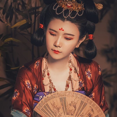 嬌艷帶團(tuán)扇紅衣女生頭像，唯美古風(fēng)真人頭像