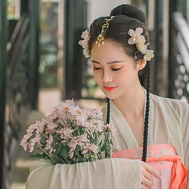 粉嫩花朵少女頭像，唯美古風真人頭像