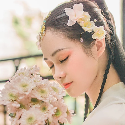 粉嫩花朵少女頭像，唯美古風真人頭像