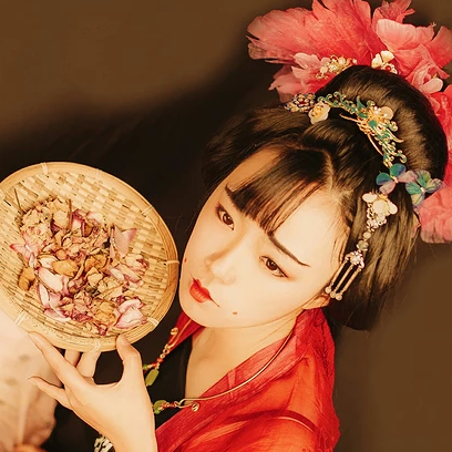 妖艷紅衣女生頭像，唯美古風(fēng)真人頭像