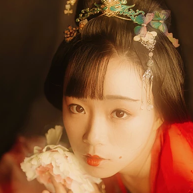 妖艷紅衣女生頭像，唯美古風(fēng)真人頭像