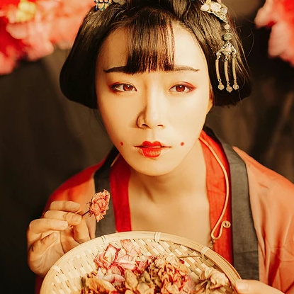 妖艷紅衣女生頭像，唯美古風(fēng)真人頭像