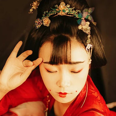 妖艷紅衣女生頭像，唯美古風(fēng)真人頭像