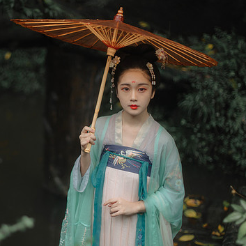 庭院長(zhǎng)廊帶傘女生頭像，唯美古風(fēng)真人頭像