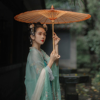 庭院長(zhǎng)廊帶傘女生頭像，唯美古風(fēng)真人頭像
