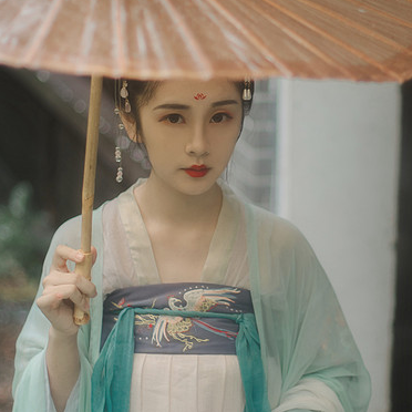 庭院長(zhǎng)廊帶傘女生頭像，唯美古風(fēng)真人頭像
