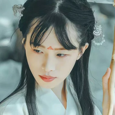 素衣帶傘和團(tuán)扇女生頭像，唯美古風(fēng)真人頭像
