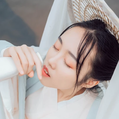 白衣俠客喝酒女生頭像，唯美古風(fēng)真人頭像